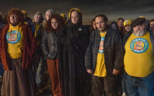 Bárbara Rey durante el rodaje de ‘Atasco’ junto al resto de actores de la serie que se estrena este próximo 12 de junio en Prime Video.