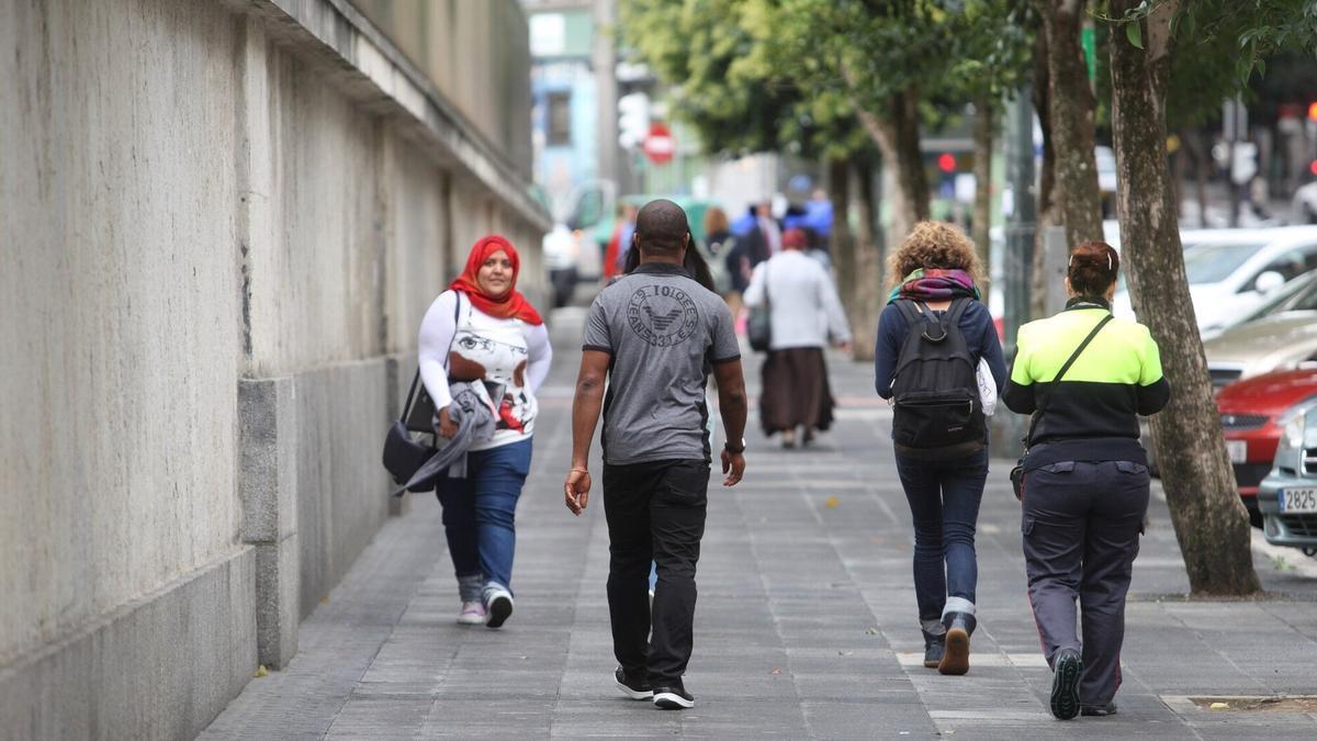 Migrantes paseando por las calles de Bilbao.