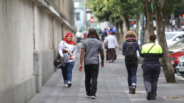Migrantes paseando por las calles de Bilbao.