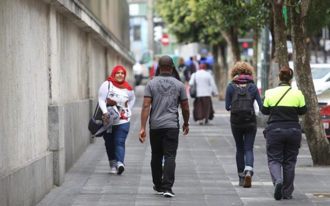 Migrantes paseando por las calles de Bilbao.