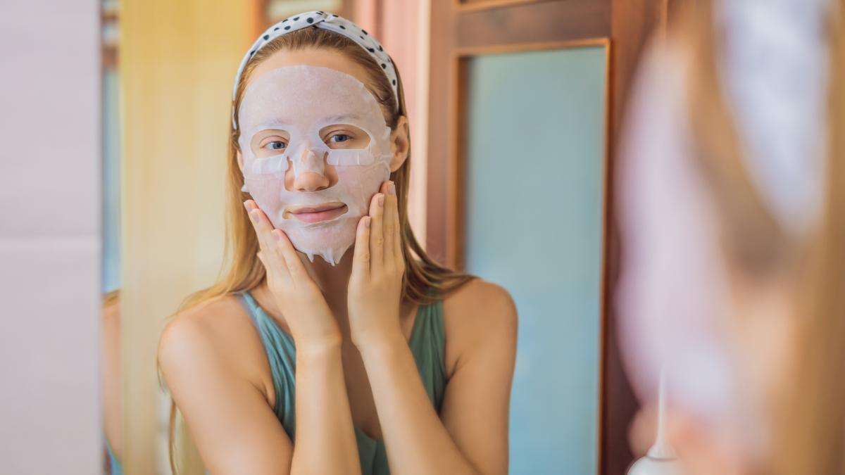 Una niña con una mascarilla facial.