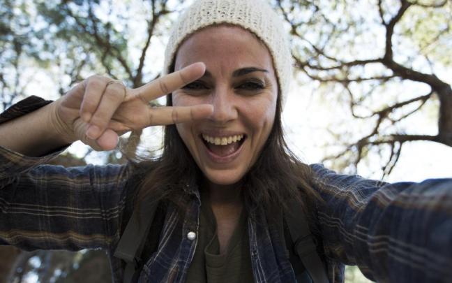 Una joven se hace un selfie con los dedos en V.