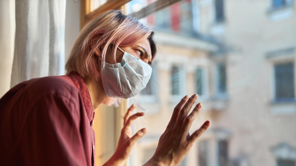 Mujer en confinamiento en casa durante la pandemia.
