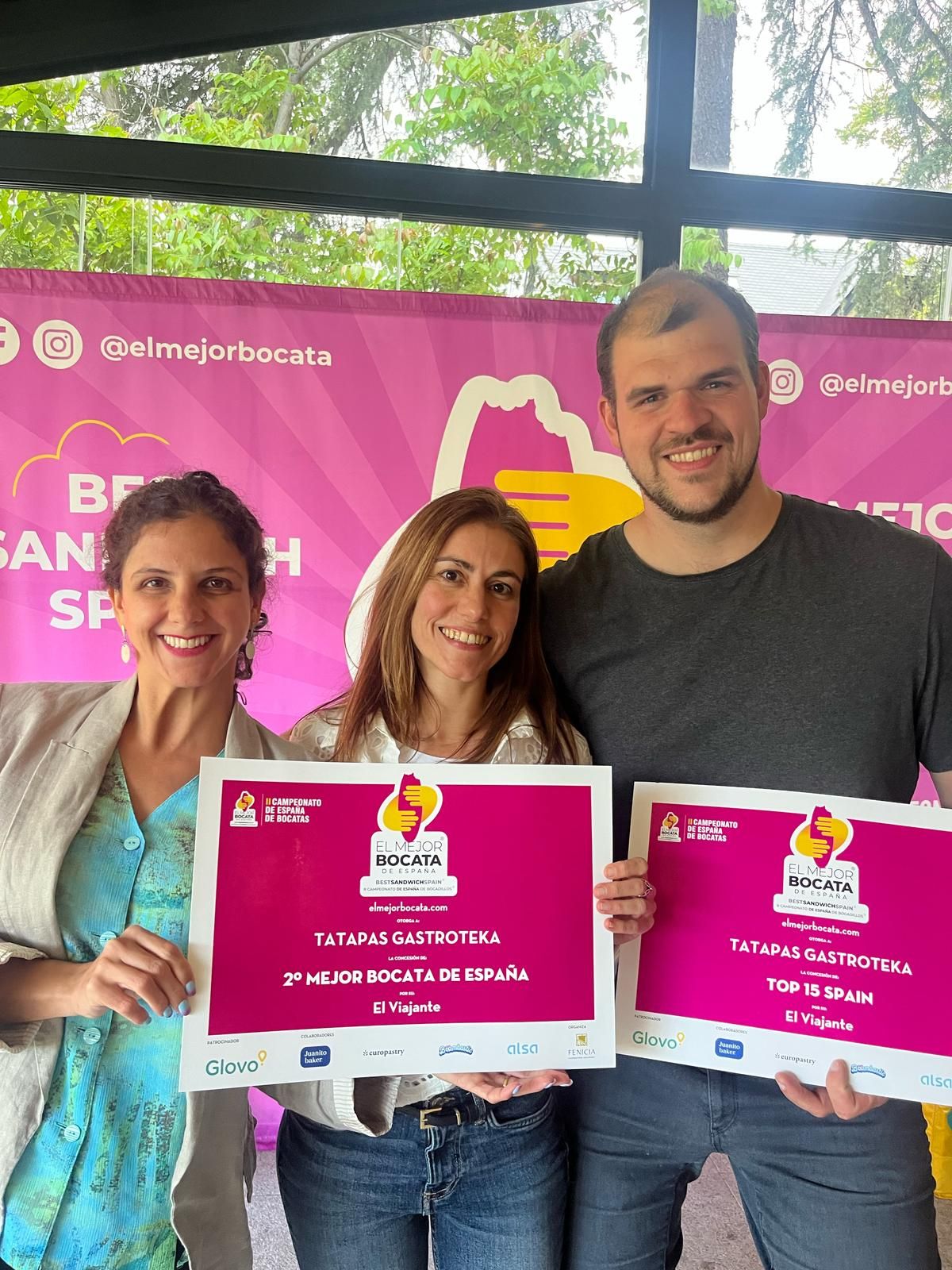 Taliska Levich y Adur Arrieta (a los lados) tras obtener su premio en el Campeonato de Bocatas.