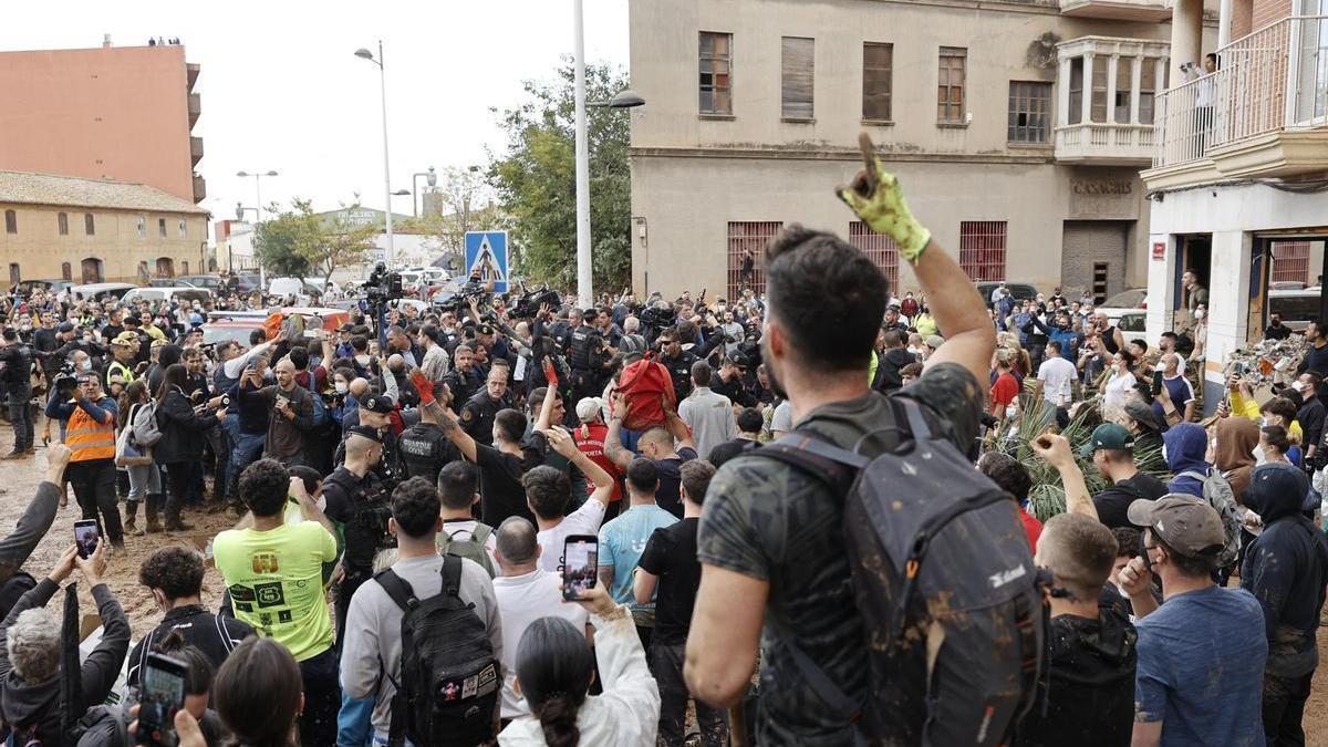 Vecinos de Paiporta durante la visita de los reyes, Pedro Sánchez y Carlos Mazón a la localidad.