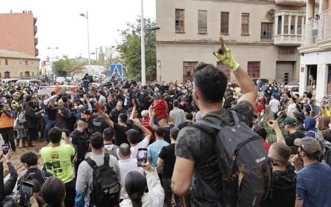 Vecinos de Paiporta durante la visita de los reyes, Pedro Sánchez y Carlos Mazón a la localidad.
