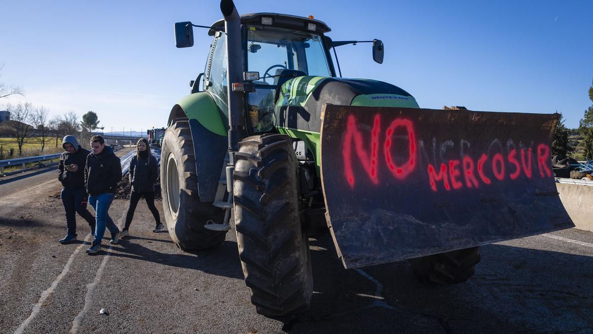 Un tractor con el lema ‘No Mercosur’ bloquea la AP-7 a la altura de Pontós, en Girona.