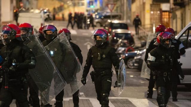 Un grupo de agentes de la Ertzaintza durante un operativo. / Miguel Acera Un grupo de agentes de la Ertzaintza durante un operativo.