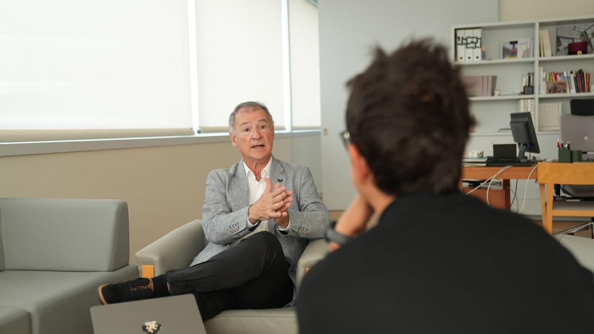 El rector de Euskal Herriko Unibertsitatea, Joxerramon Bengoetxea, posa para la entrevista en el Bizkaia Aretoa.