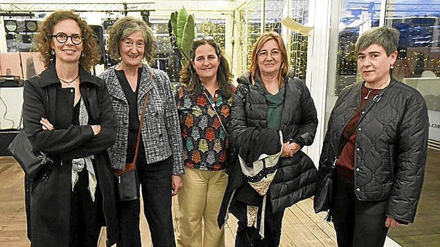 Miren Rivas y Marian Ardanza con Miren Azkue, Estíbaliz Ayastuy y Ana Ardanza. Azkue y Ardanza, 25 años.