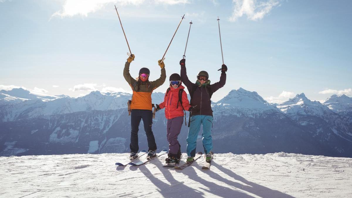 Amigos disfrutan de la nieve en una escapada para esquiar.