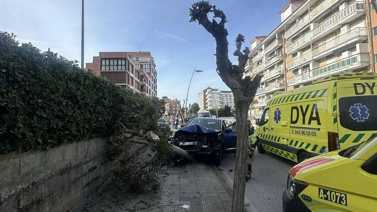 Un coche invade la acera, atropella a un peatón y se choca contra un árbol en Castro Urdiales