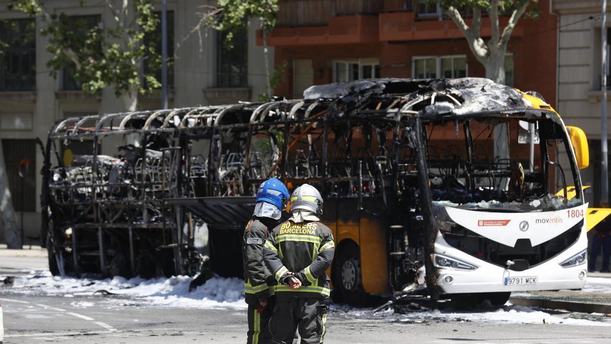 Un autobús se incendia en Barcelona y obliga a confinarse a los vecinos por el humo.