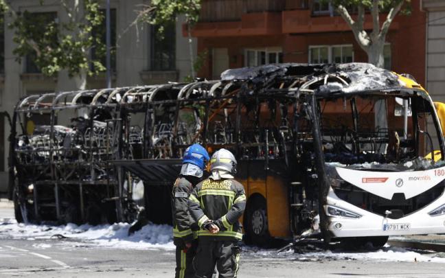 Un autobús se incendia en Barcelona y obliga a confinarse a los vecinos por el humo.