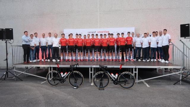 Los corredores, con el resto de los integrantes del equipo, en la presentación de Urretxu.