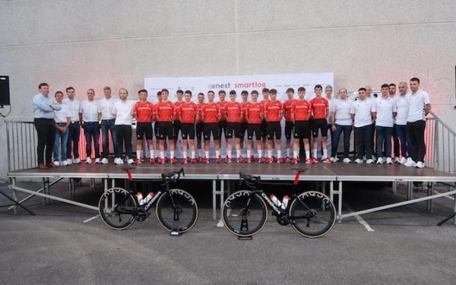 Los corredores, con el resto de los integrantes del equipo, en la presentación de Urretxu.