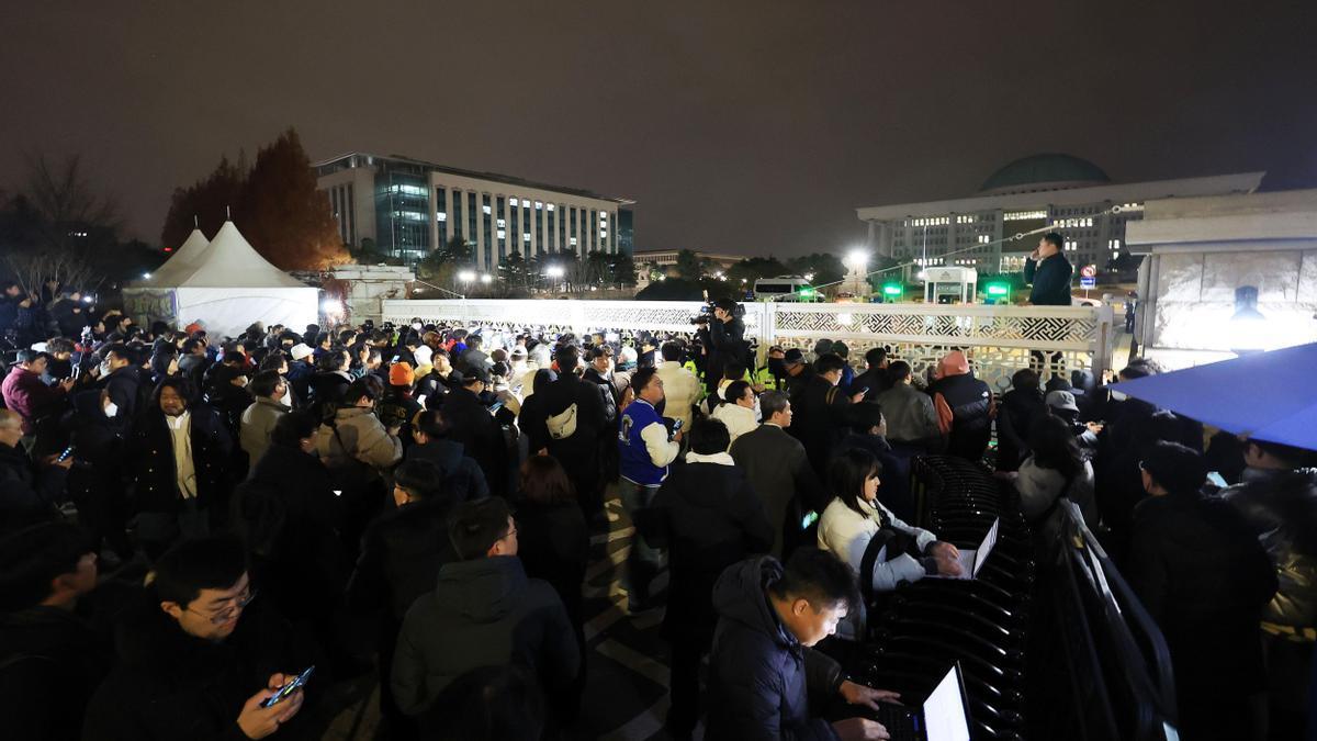 Cientos de personas a las puertas del Parlamento de Seúl.