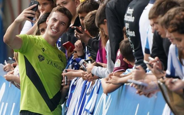 Jon Pacheco se fotografía en Zubieta con varios aficionados. / RUBEN PLAZA