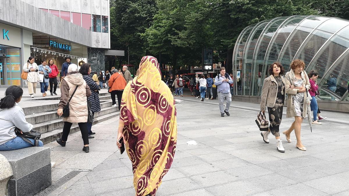 Una mujer saharahui caminando por el centro de Bilbao.