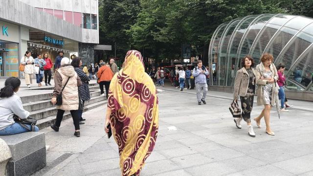 Una mujer saharahui caminando por el centro de Bilbao.