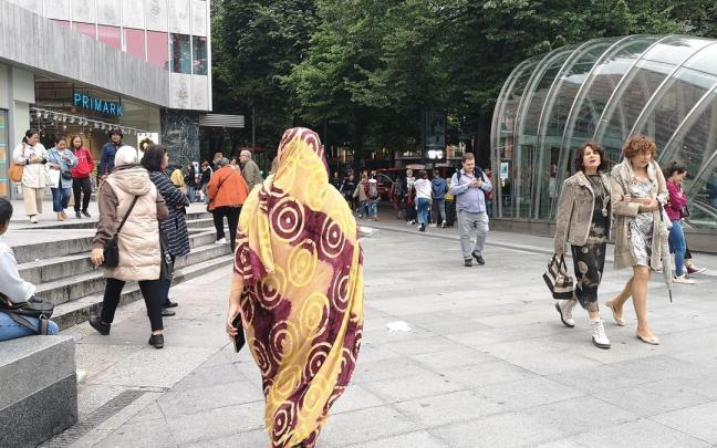 Una mujer saharahui caminando por el centro de Bilbao.