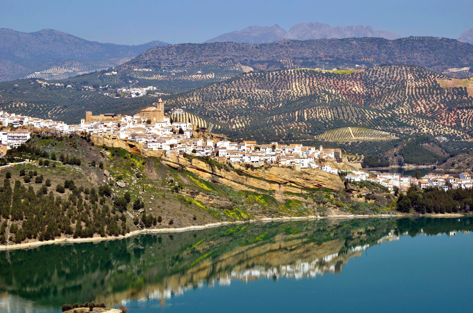 La localidad, reflejada en las aguas del embalse del mismo nombre.
