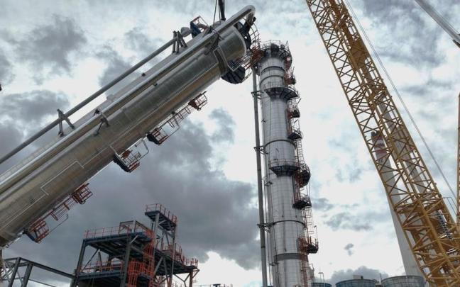 Petronorrek 58 milioi euro inbertitu ditu polimetroko propileno dorre berria instalatzeko.