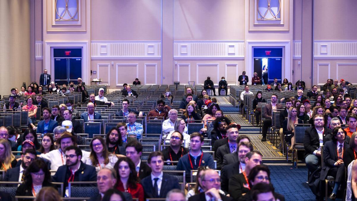 La sala principal de la conferencia, medio vacía durante el discurso de Trump.