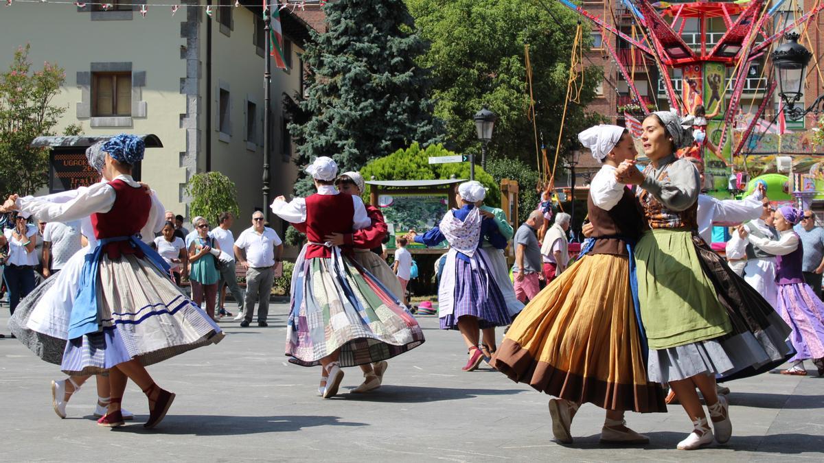 El folklore y las danzas vascas estarán presentes en la Euskal Astea el alarde de este domingo