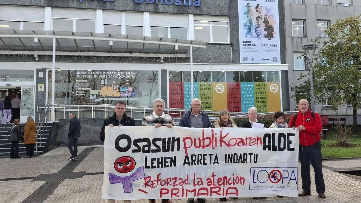 Representantes de LOOPA, junto al hospital