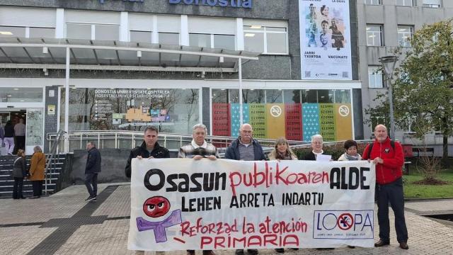 Representantes de LOOPA, junto al hospital