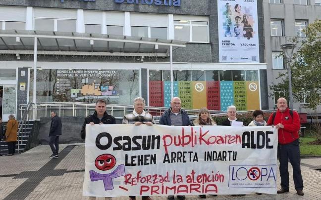 Representantes de LOOPA, junto al hospital