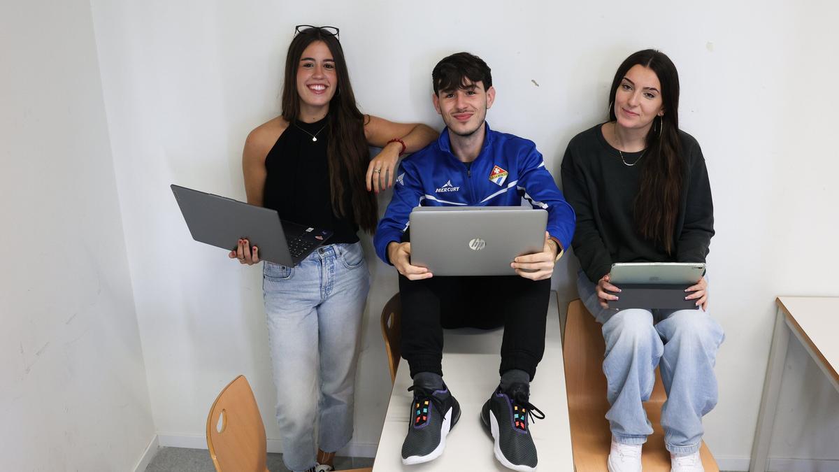 Aimar Zunzunegi, Laura de la Cámara e Irati Murcia estudiantes de Educación Infantil y Primaria de la Facultad de Educación de la EHU.