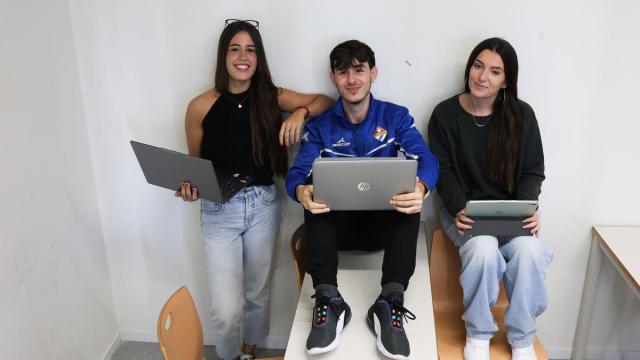 Aimar Zunzunegi, Laura de la Cámara e Irati Murcia estudiantes de Educación Infantil y Primaria de la Facultad de Educación de la EHU.
