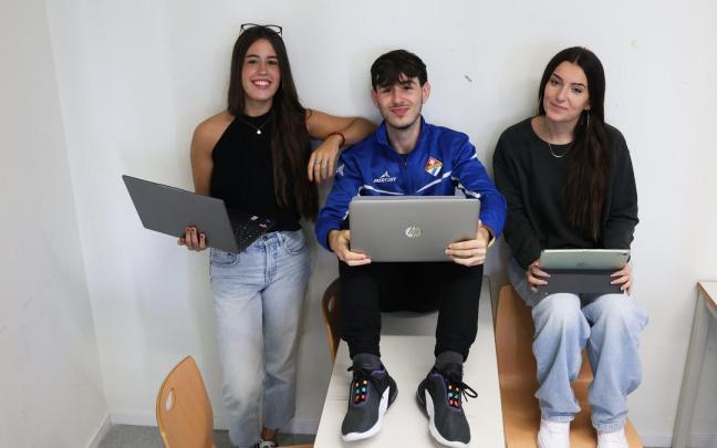 Aimar Zunzunegi, Laura de la Cámara e Irati Murcia estudiantes de Educación Infantil y Primaria de la Facultad de Educación de la EHU.