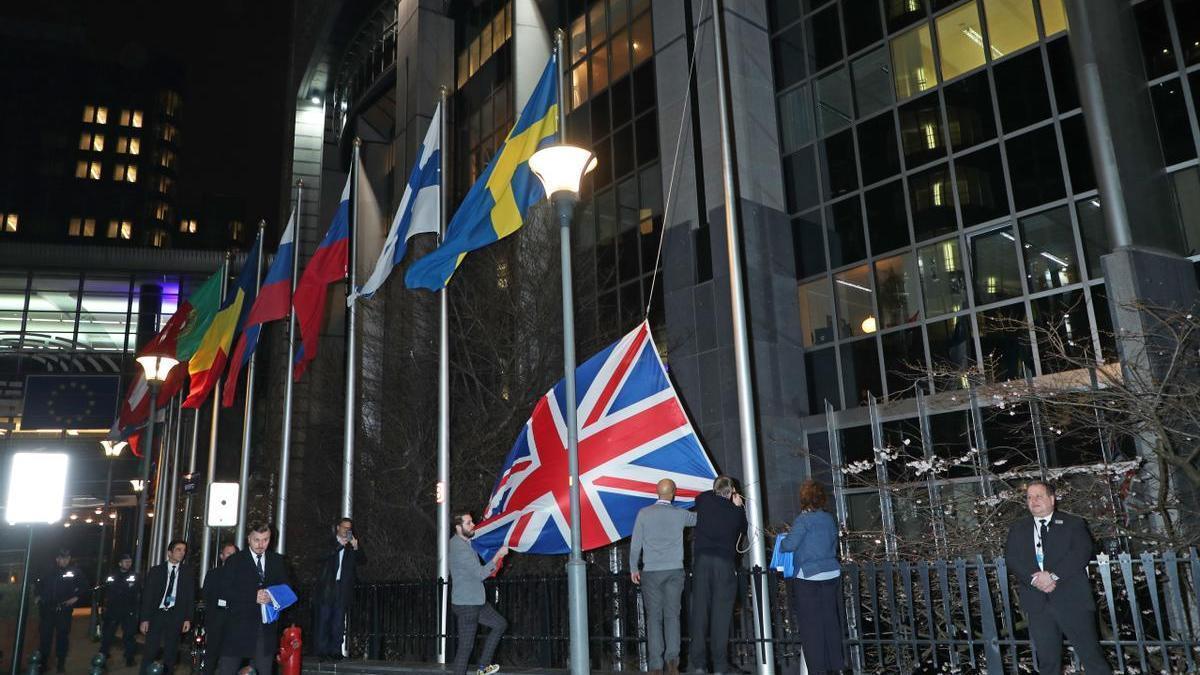 La bandera británica es arriada de la sede de la Unión Europea en Bruselas el 31 de enero de 2020.