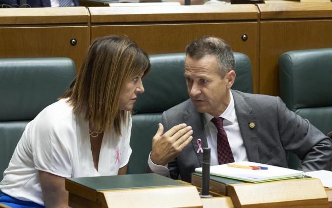 El consejero de Educación, Jokin Bildarratz, charla con la vicelehendakari Idoia Mendia, durante el pleno del Parlamento Vasco este jueves. El consejero de Educación, Jokin Bildarratz, charla con la vicelehendakari Idoia Mendia, durante el pleno del Parlamento Vasco este jueves.