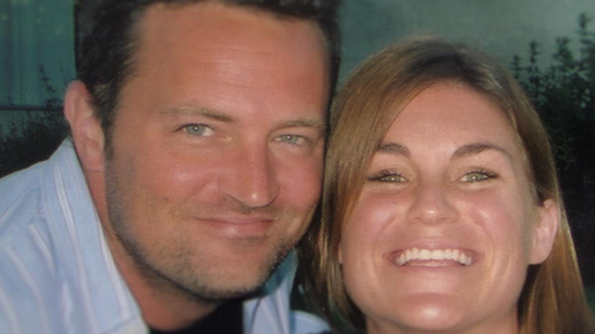Matthew Perry, en una imagen de archivo junto a su hermana Mira, narradora de la docuserie ‘El de Matthew Perry’.