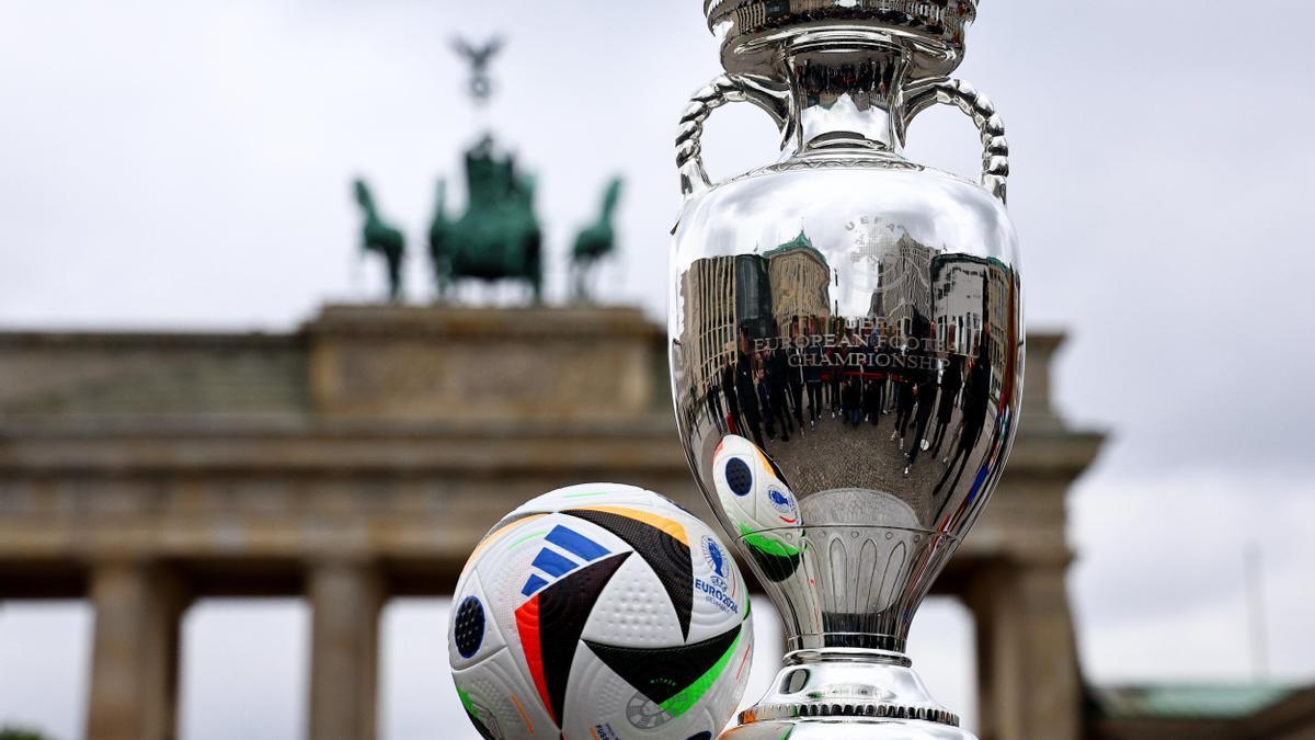 El trofeo de la Eurocopa 2024 en el Estadio Olímpico de Berlín.