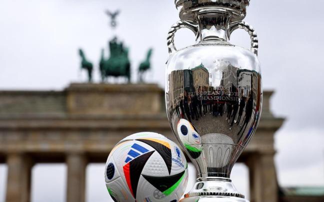 El trofeo de la Eurocopa 2024 en el Estadio Olímpico de Berlín. / EFE El trofeo de la Eurocopa 2024 en el Estadio Olímpico de Berlín.