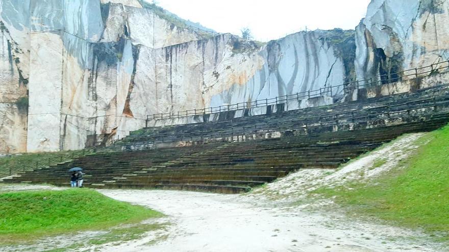 La antigua cantera de dolomía en el exterior de la cueva de Pozalagua, que se ha convertido en un auditorio
