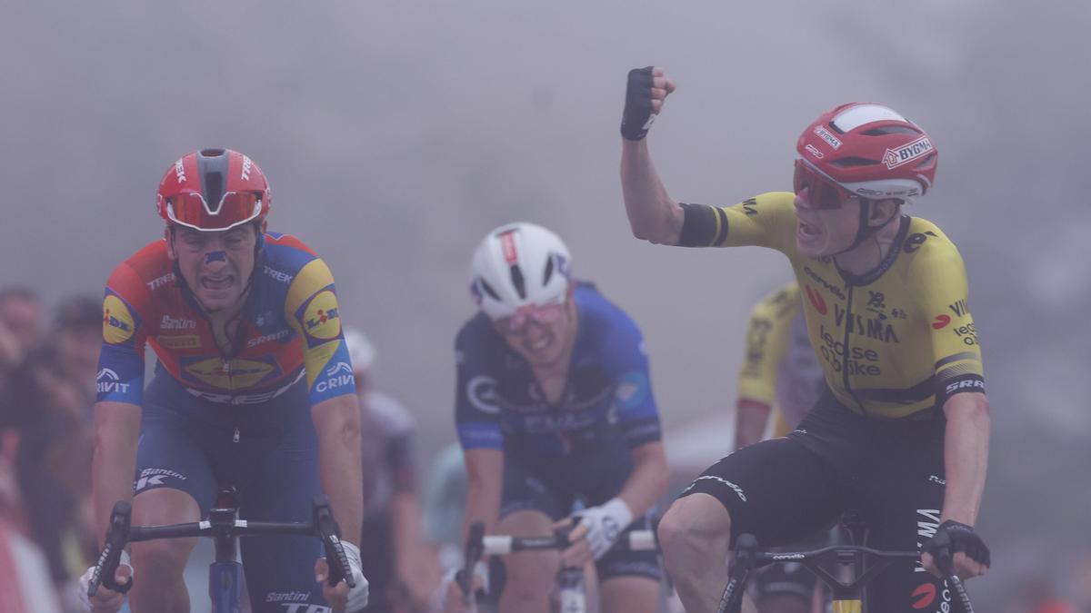 Vingegaard festeja la victoria por delante de Cicccone.