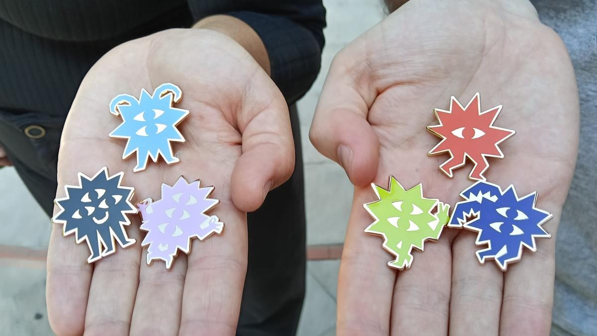 Las seis insignias del proyecto.