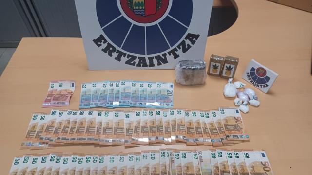 Los agentes encontraron 700 gramos de hachís y 75 de cocaína.