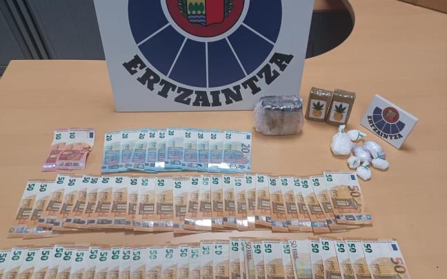Los agentes encontraron 700 gramos de hachís y 75 de cocaína.