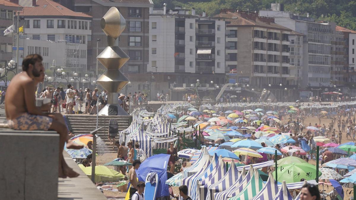 Playa y Malecón de Zarautz repleta de gente durante el verano.