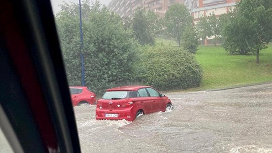 Imagen de la balsa de agua formada en el cruce con las lluvias del pasado sábado