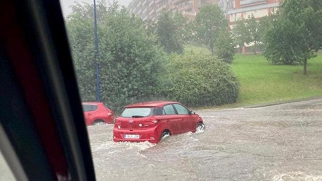 Imagen de la balsa de agua formada en el cruce con las lluvias del pasado sábado