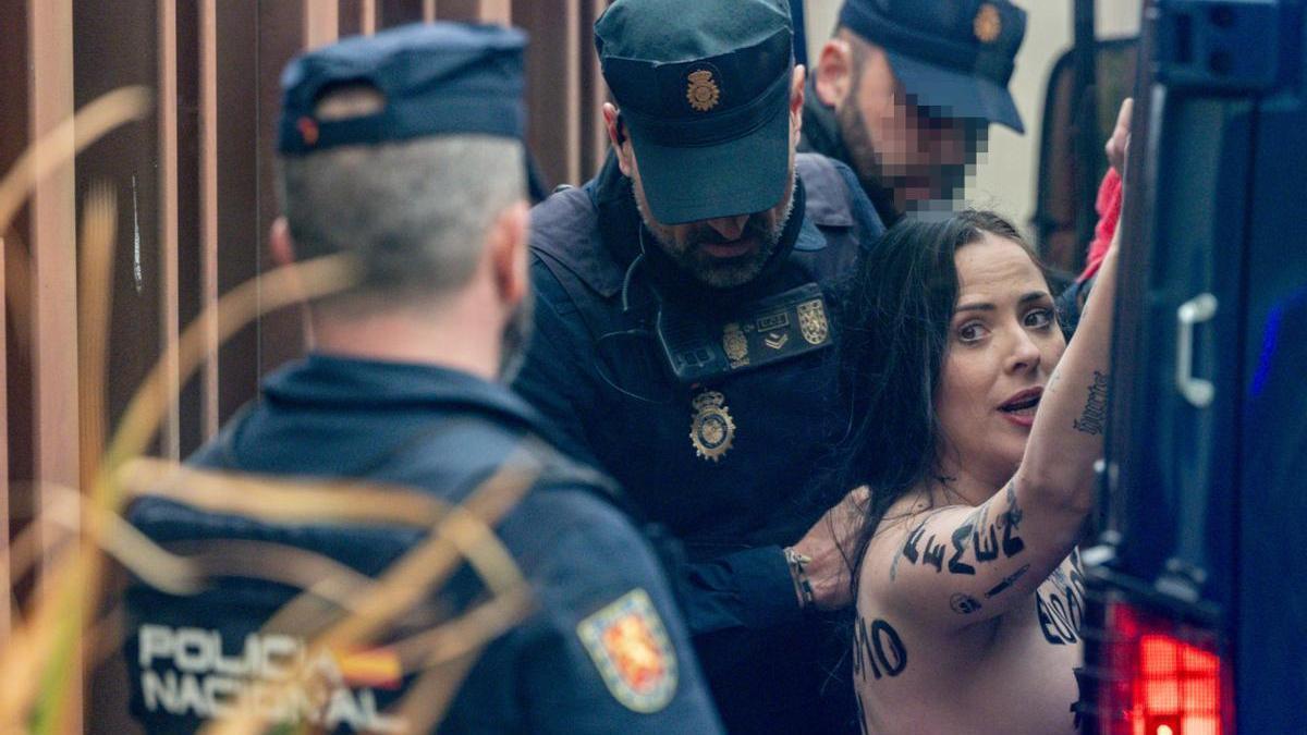 Los policías identifican a la activista de Femen.