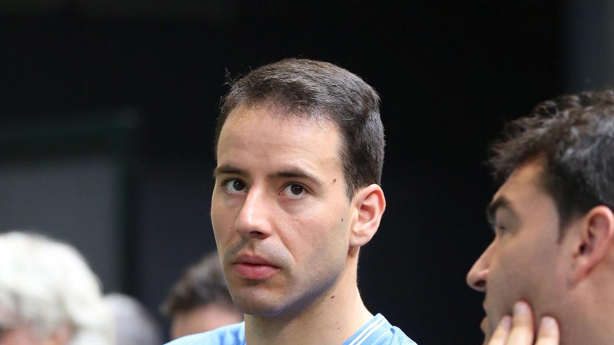 Darío y Artola eligen material para la final del Manomanista en el Navarra Arena de Iruñea.